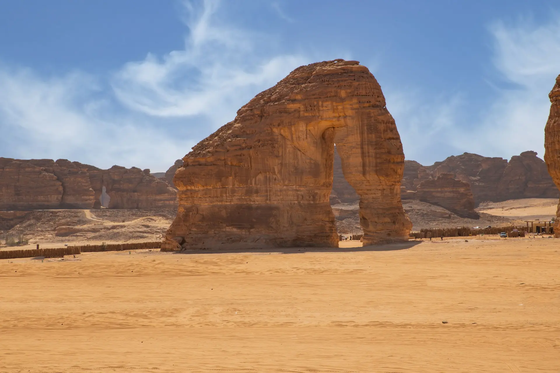 صخرة الفيل في العلا: تكوين صخري رملي ضخم في صحراء السعودية